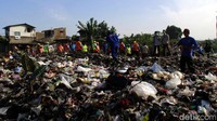 Petugas melakukan pengerukan dengan peralatan seadanya.
