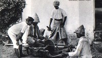 Tukang asah pisau keliling juga sudah ada sejak dulu.