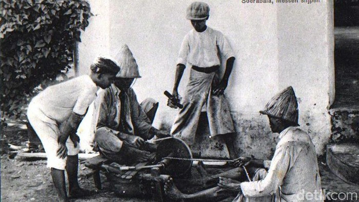 Pedagang kaki lima menjadi sumber perekonomian rakyat sejak di zaman penjajahan belanda. Mulai dari pedagang makanan hingga Sol Sepatu. Begini potretnya. (dok. jawatempodoeloe)