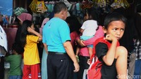 Anak-anak juga tidak mau kalah memilih sendiri kebutuhan sekolahnya.