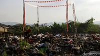 Sebelumnya, lautan sampah ini sudah ada sejak 10 tahun terakhir di RT 03 RW 10. Ketiadaan tempat pembuangan sementara (TPS) membuat warga sekitar terpaksa menjadikan lahan kosong itu tempat pembuang sampah dan lahan bermain burung.