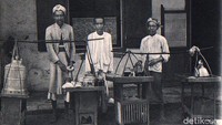Dua gerobak pikul menjual makanan di Surabaya.