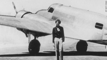 Amelia Earhart dan navigator Fred Noonan, hilang 2 Juli 1937, saat coba jadi pilot pertama yang keliling dunia di sekitar wilayah khatulistiwa. Jasad maupun pesawat tak pernah ditemukan. Ada kemungkinan keduanya tersesat dan mendarat di Pulau Nikumaroro di Pasifik. Itu menjelaskan mengapa sisa-sisa lengkap mereka tidak pernah ditemukan. Nikumaroro dipenuhi kepiting kelapa, yang dapat tumbuh hingga diameter 90 cm. Mereka diketahui memakan hampir apa saja, termasuk sisa mamalia besar. Hipotesis ini hanya satu dari banyak teori. Foto: Getty Images