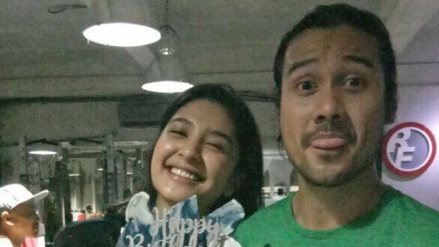 Mikha Tambayong beri kue ultah ke Chicco Jerikho di tempat gym.