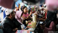 Para pembli harus sabar dan antri untuk dilayani.