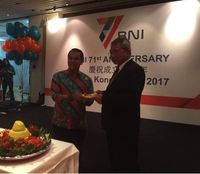 Konsul Jenderal KJRI Hong Kong Tri Tharyat dan Direktur Keuangan BNI Rico R Budidarmo saat perayaan HUT BNI ke-71 di London