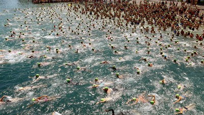 Ribuan Peserta Renang Lintasi Danau Zurich