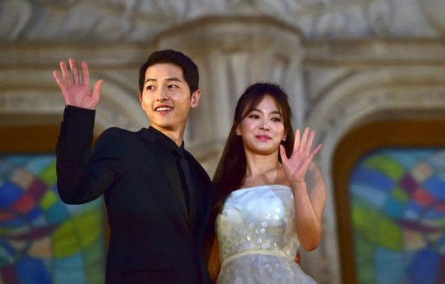 Joong Ki menunjukkan dirinya yang apa adanya, bisa dipercaya dan sikap yang baik padaku. Aku meyakinkan diri sendiri kalau masa depanku akan baik jika bersamanya dan aku senang dia bisa merasakan perasaanku yang sebenarnya. Saat itulah aku tahu kalau dia orang yang tepat, pungkas Song Hye Kyo. Foto: AFP PHOTO / JUNG YEON-JE