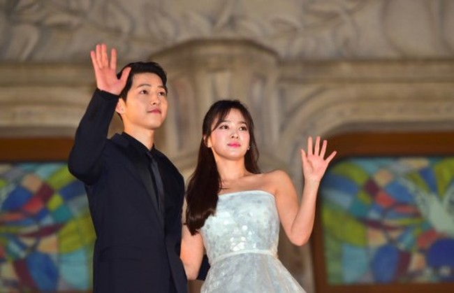Song Joong Ki dan Song Hye Kyo mengucapkan permintaan maaf pada fans karena telah merahasiakan hubungan mereka. Hal ini karena banyak pihak yang terlibat mulai dari keluarga, hingga teman dekat. Foto: AFP PHOTO / JUNG YEON-JE