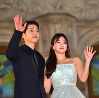 Song Joong Ki dan Song Hye Kyo mengucapkan permintaan maaf pada fans karena telah merahasiakan hubungan mereka. Hal ini karena banyak pihak yang terlibat mulai dari keluarga, hingga teman dekat. Foto: AFP PHOTO / JUNG YEON-JE