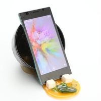 Sanggahan smartphone dengan tumpahan miso.