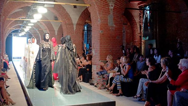 Koleksi Dian Pelangi di Torino Fashion Week, Italia. 