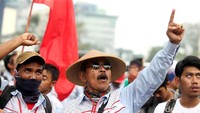 Ratusan sopir tangki BBM anak usaha Pertamina kembali melakukan demonstrasi di depan Kementerian Ketenagakerjaan (Kemnaker), Jakarta Selatan, Kamis (07/07/2017).
