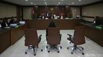 Ratu Atut Teteskan Air Mata di Depan Hakim