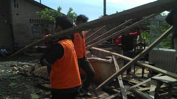  Angin puting beliung melanda dua kecamatan di Kabupaten Deli Serdang, Sumatera Utara.