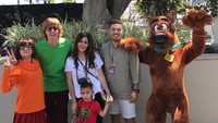 Mereka terlihat bahagia kala mengunjungi Universal Studios dan berfoto bersama Velma, Shaggy dan Scooby. (Dok. Instagram/sysiio)