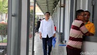 Mantan Kepala SKK Migas Rudi Rubiandini yang mengenakan kemeja putih lengan panjang keluar dari ruang tahanan untuk menghadiri pertemuan dengan Pansus Hak Angket KPK.