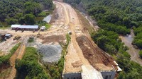 Pembangunan di wilayah Timur Indonesia merupakan janji Pemerintahan Presiden Joko Widodo (Jokowi). Sejumlah proyek infrastruktur pun dibangun di wilayah ini, termasuk jembatan yang menghubungkan daerah-daerah yang identik dengan laut ini. Pool/Dok. Ditjen Bina Marga Kementerian PUPR.