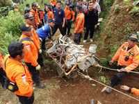 Sulitnya Evakuasi Gearbox Heli Basarnas yang Jatuh di Temanggung