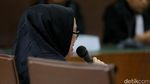 Ratu Atut Teteskan Air Mata di Depan Hakim