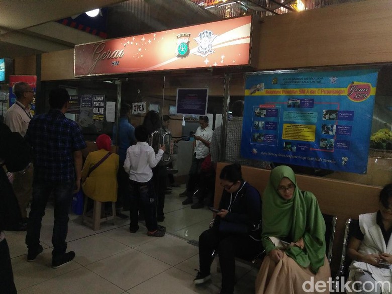 SIM Habis di Liburan Natal dan Tahun Baru? Ini Waktu Perpanjangnya. Foto: Khairul Imam Ghozali SIM Habis di Liburan Natal dan Tahun Baru? Ini Waktu Perpanjangnya. Foto: Khairul Imam Ghozali