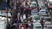 Tiap tahunnya jumlah pendatang di DKI Jakarta terus meningkat dan membuat ibu kota semakin padat penduduk. Beberapa orang pun mencoba peruntungannya lewat berdagang. Rengga Sancaya/detikFoto.