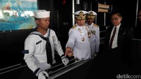 Kepala Staf Angkatan Laut  Laksamana TNI Ade Supandi meninjau bagian dalam KRI Kurau - 856.