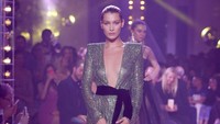 Bella Hadid langsung merubah mimik mukanya kala tampil di acara tahunan tersebut. Thierry Chesnot/Getty Images/detikFoto.