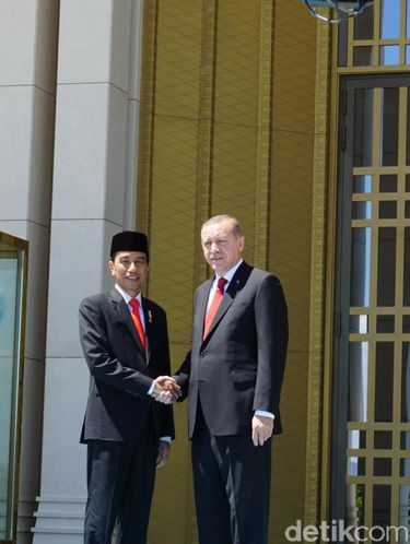 Jokowi dan Erdogan bersalaman / 