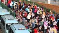Terlihat dalam foto sejumlah PKL menguasi pedestrian di kawasan Tanah Abang, Jakarta. Rengga Sancaya/detikFoto.