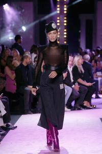 Bella Hadid 2 Kali Umbar Keseksian Tubuh di Fashion Show