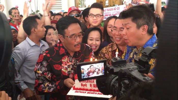 Ultah Ke-55, Djarot Kaget Dapat Surprise dari Warga