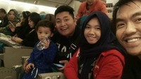 Sang pengasuh, Lala tampak berpose bersama Rafathar dan Merry yang juga manajer Raffi Ahmad sebelum  menikmati liburan keliling Eropa. (Dok. Instagram/shela_lala96)