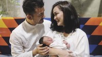 Sementara itu, Rio terus membantu sang istri dalam menjaga dan mengasuh sang buah hati. Dok. Instagram/riodewanto