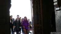 Iriana masuk terlebih dahulu ke masjid menuju ruang saf perempuan. (Foto: Bagus Prihantoro Nugroho/ detikcom)