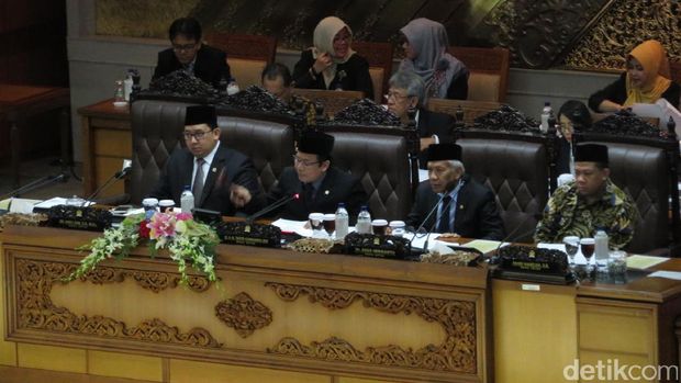 Pimpinan DPR di rapat paripurna / 