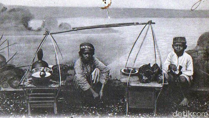 Pedagang kaki lima menjadi sumber perekonomian rakyat sejak di zaman penjajahan Belanda. Mulai dari pedagang makanan hingga Sol Sepatu. Begini potretnya.