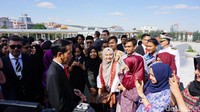 Jokowi dan Iriana disambut oleh WNI di Turki pada halaman masjid. (Foto: Bagus Prihantoro Nugroho/detikcom)