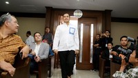 Saipul Jamil tampil dengan kemeja putih dan celana hitam saat memasuki ruang sidang.
