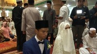 Semantara Sonia mengenakan gaun pengantin berwarna putih dan cadar berwarna senada. Sonia terlihat beberapa kali menangis haru saat duduk bersanding dengan Muzammil.(Foto: Agus Setyadi/detikcom)