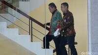 Pada hari ini, penyidik KPK memang memanggil sejumlah anggota DPR berkaitan dengan kasus tersebut untuk tersangka Andi Agustinus alias Andi Narogong. Selain 2 orang itu, KPK juga memanggil Ketua DPR Setya Novanto dan mantan pimpinan Banggar Mirwan Amir.