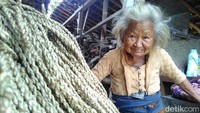 Mbah Suparni mengaku berusia 117 tahun. Meski demikian, dia masih bekerja sebagai perajut tali tampar. (Usman Hadi/detikcom)