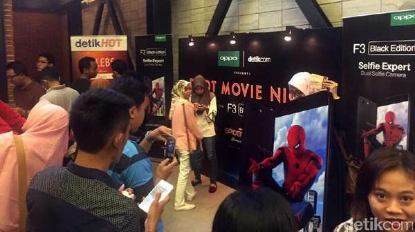 Antusias Warga Surabaya Nobar Spider-Man: Homecoming Antusias Warga Surabaya Nobar Spider-Man: Homecoming