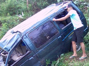 Jalanan Gelap, Mobil Carry Terjun ke Jurang Puluhan Meter di Garut