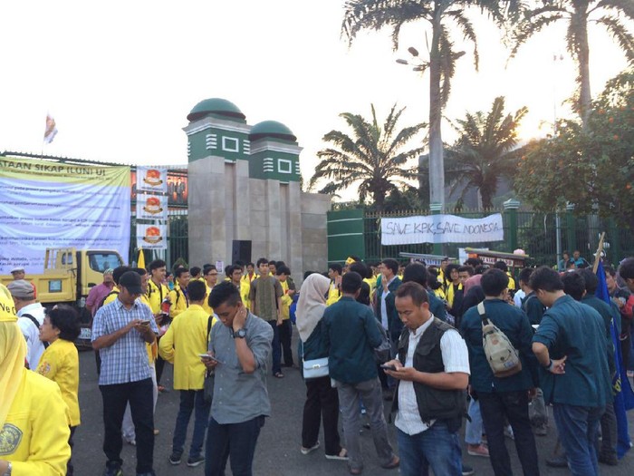 Usai Baca Pernyataan Sikap, ILUNI UI dan Massa Aksi di DPR Bubar