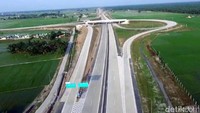 Sebagian seksi Jalan Tol Medan-Kualanamu-Tebing Tinggi atau yang saat ini disingkat MKTT bakal dioperasionalkan pada akhir tahun nanti. Seksi tersebut adalah II hingga VI sepanjang 41,6 km. Saat mudik dan arus balik Lebaran lalu, seksi ini telah difungsikan mulai dari Bandara Kualanamu hingga Sei Rampah. Pool/dok. PT Waskita Toll Road.