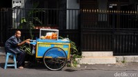 Meski keuntungan kian menurun setiap tahunnya, tetapi pria yang tubuhnya telah bungkuk itu tetap setia dengan kuliner khas Betawi dagangannya. Rajangan buah nan rapi dari sang istri yang kemudian disulap menjadi asinan rupanya cukup untuk menyekolahkan ketiga anaknya hingga bangku SMK.