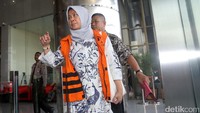Kepala dinas peternakan Pemprov Jawa Timur Rohayati saat akan diperiksa di Gedung KPK, Jakarta, Jumat (7/7/2017).