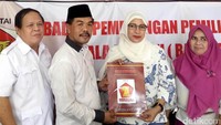 Sebelumnya ada nama Anggawira, mantan Tim Sukses Anis-Sandi yang juga telah memastikan diri akan bertarung dalam Pilkada Kota Bekasi 2018. Selain itu ada pula nama Vicky Prasetyo.
