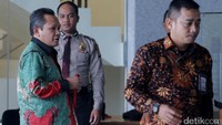 Khatibul tiba lebih dulu sekitar pukul 10.49 WIB, Jumat (7/7/2017) dan langsung masuk ke dalam gedung tanpa berkata sepatah pun.